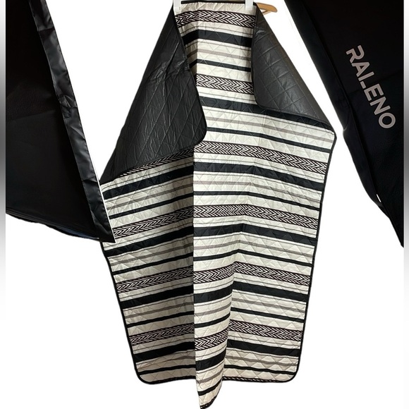 NWT Maurices Stadium Blanket L59.5 W49 Black/Brown Water Proof Backing - Picture 8 of 12